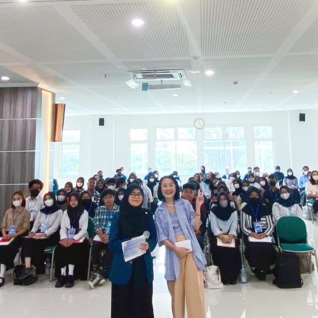 Vira Pusparani berdiri di depan peserta seminar yang memenuhi ruangan