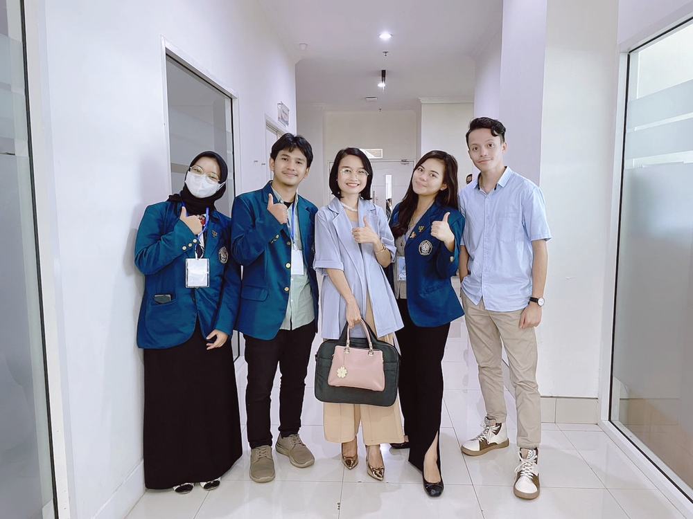 Vira Pusparani berfoto bersama panitia dan mahasiswa berjas almamater biru