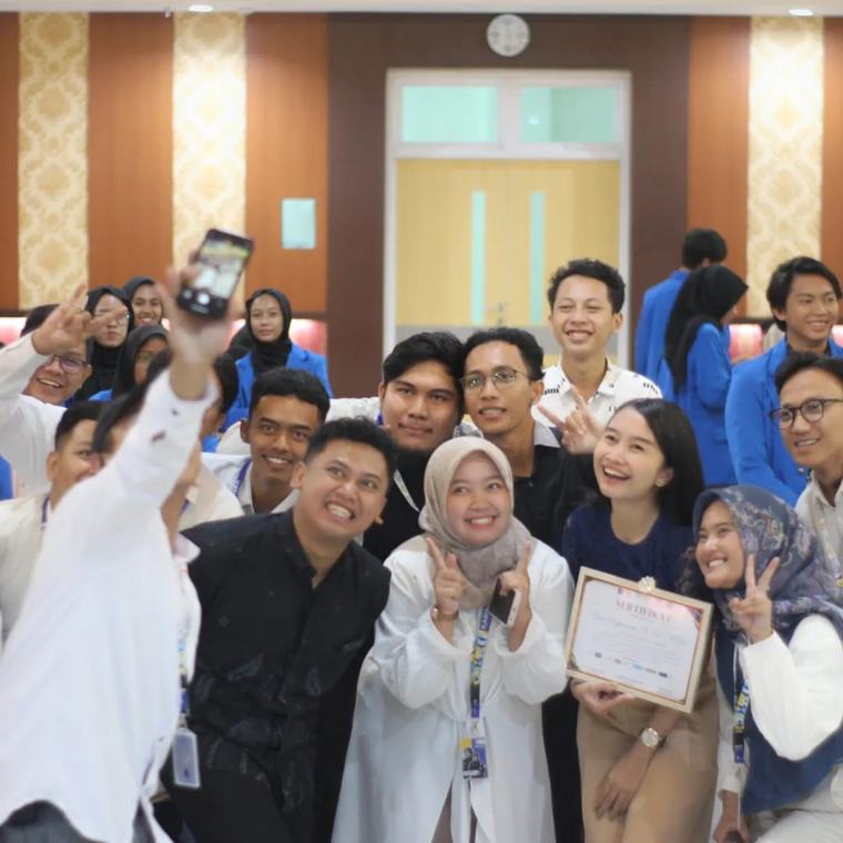 Foto bersama peserta seminar sambil memegang sertifikat
